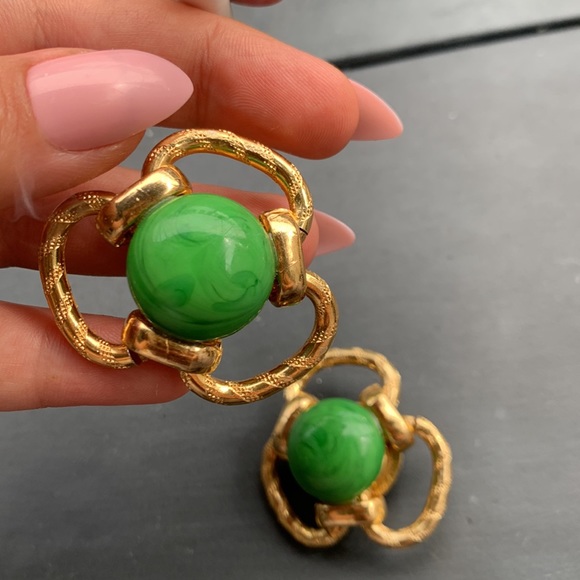 Luxury gold and green stone vintage clip on earrings - Picture 3 of 8